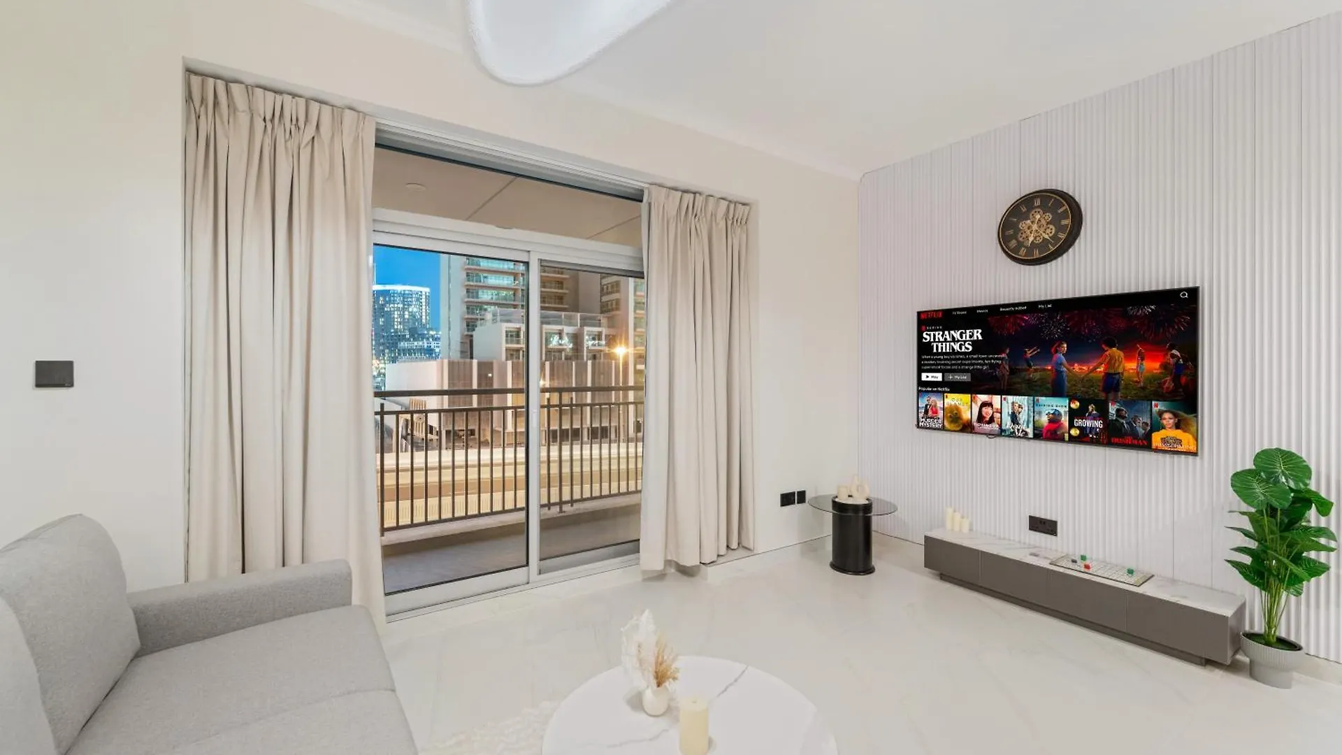Bright & Spacious 1Br In Downtown With Balcony L Close To Dubai Mall 0*,  United Arab Emirates