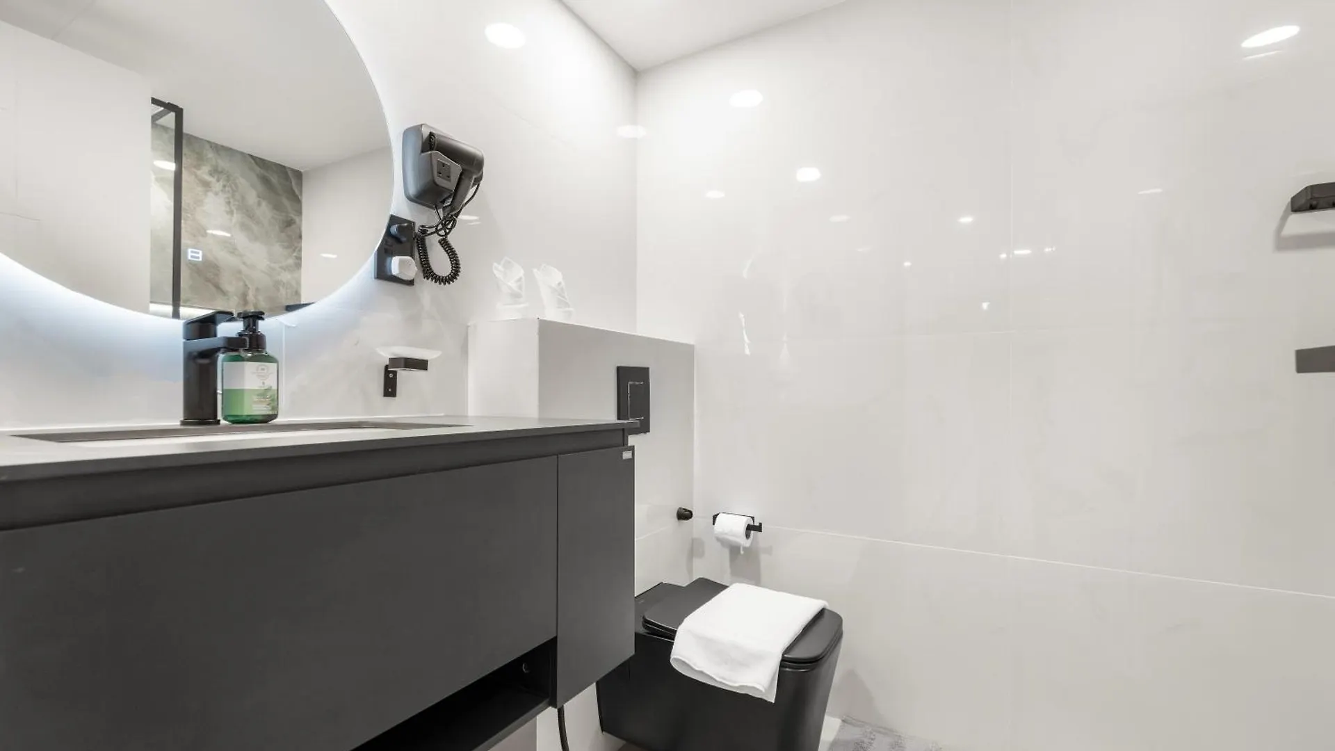 Apartment Bright & Spacious 1Br In Downtown With Balcony L Close To Dubai Mall United Arab Emirates