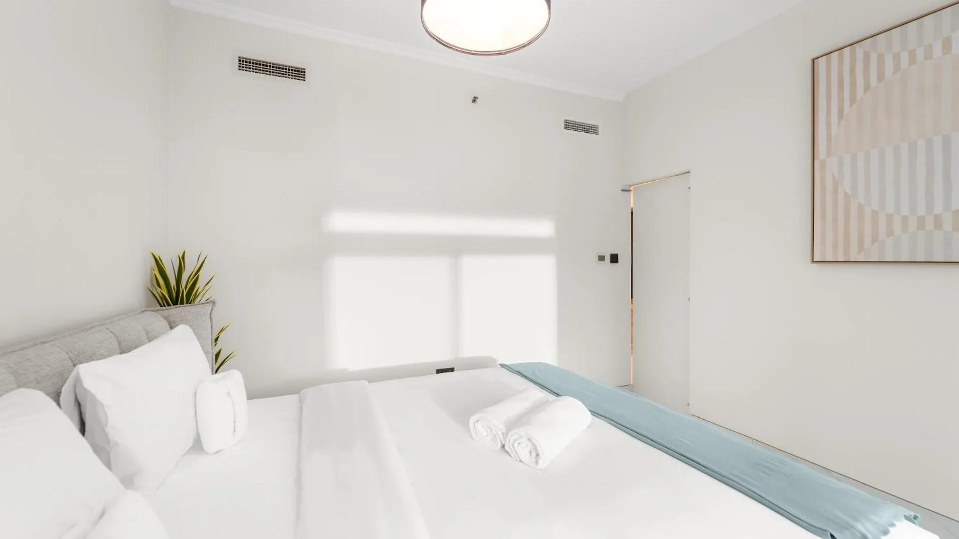 Bright & Spacious 1Br In Downtown With Balcony L Close To Dubai Mall 0*,  United Arab Emirates
